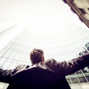 壁を見上げる男